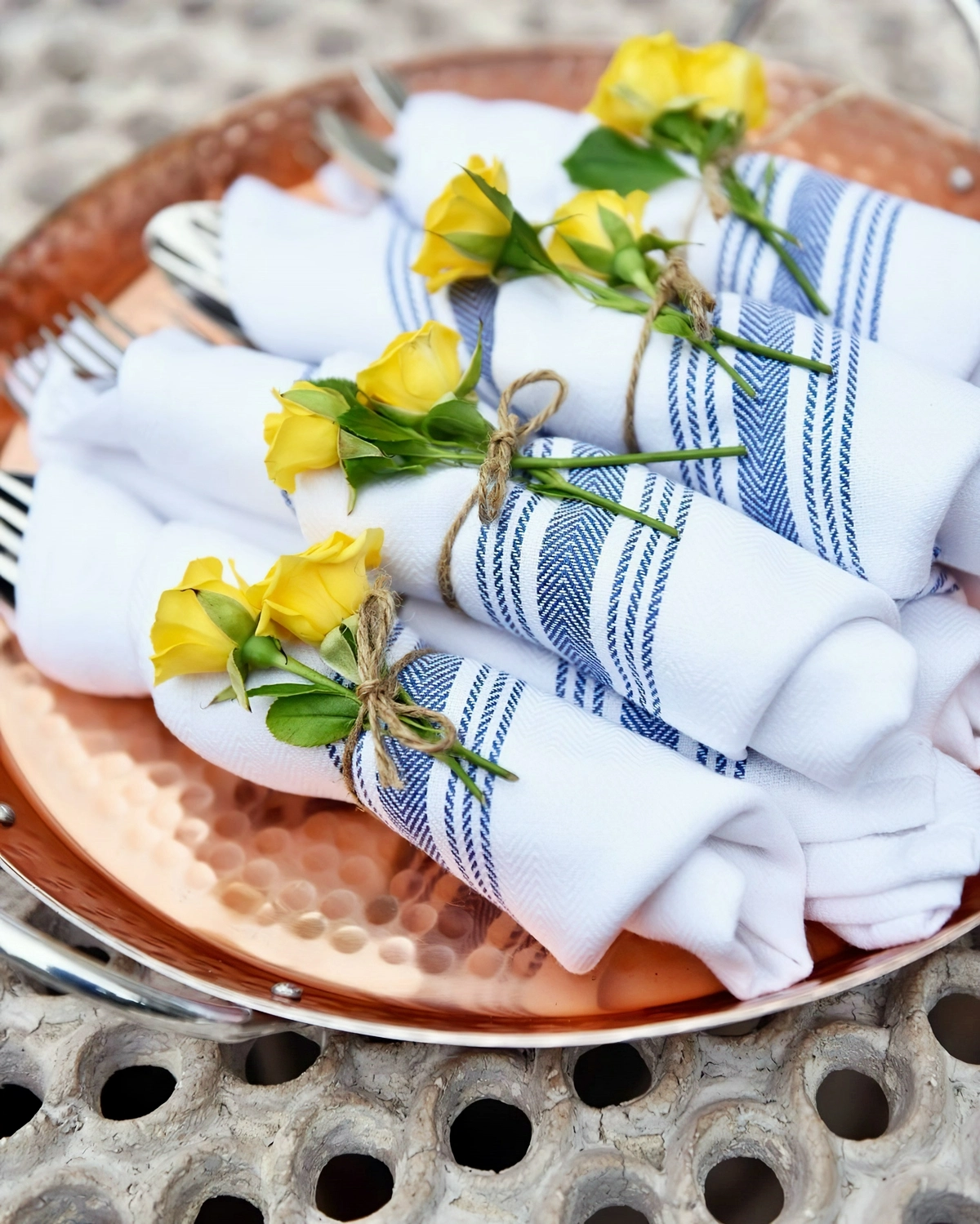 hochzeit servietten falten stoffservietten mit gelben rosen tischdeko idee tableanddine