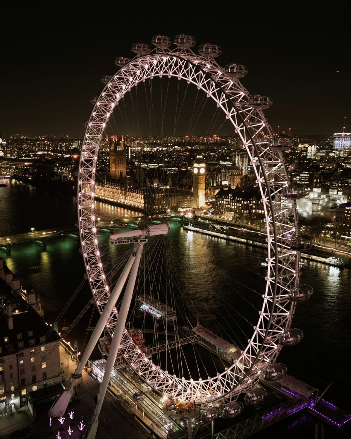 london eye in farbe des jahres 2025 mocha mousse