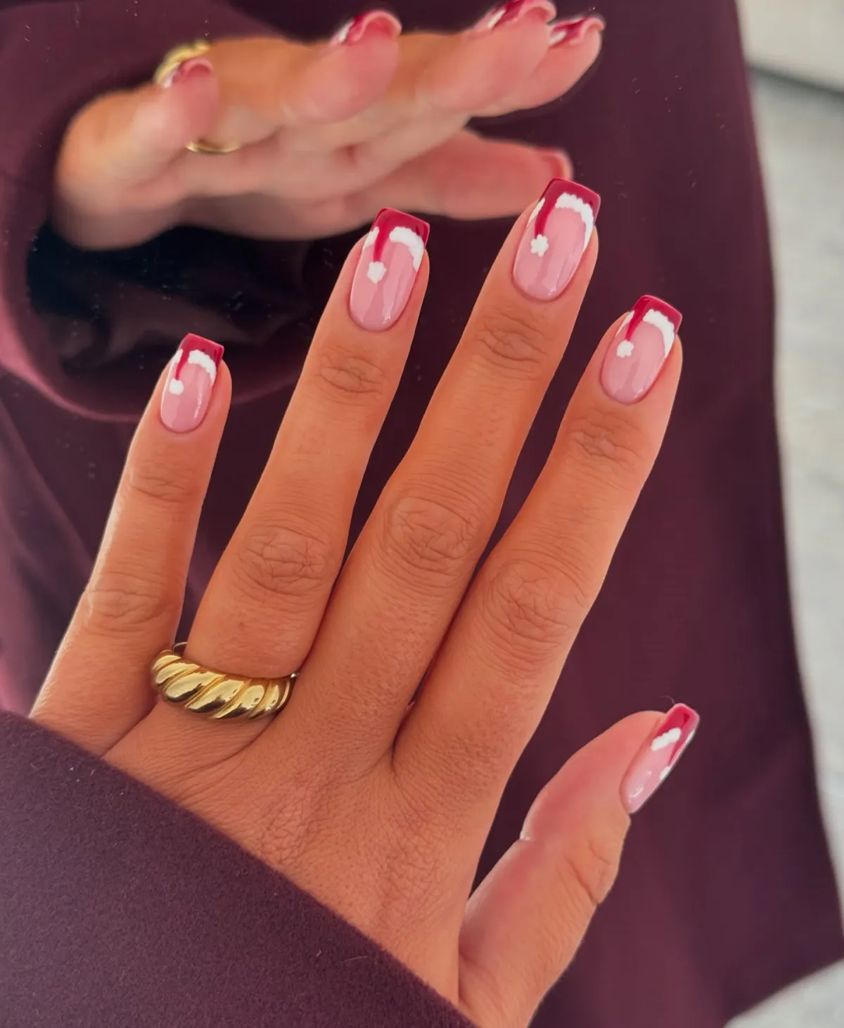 nägel weihnachten spitzen als weihnachtsmützen french manicure