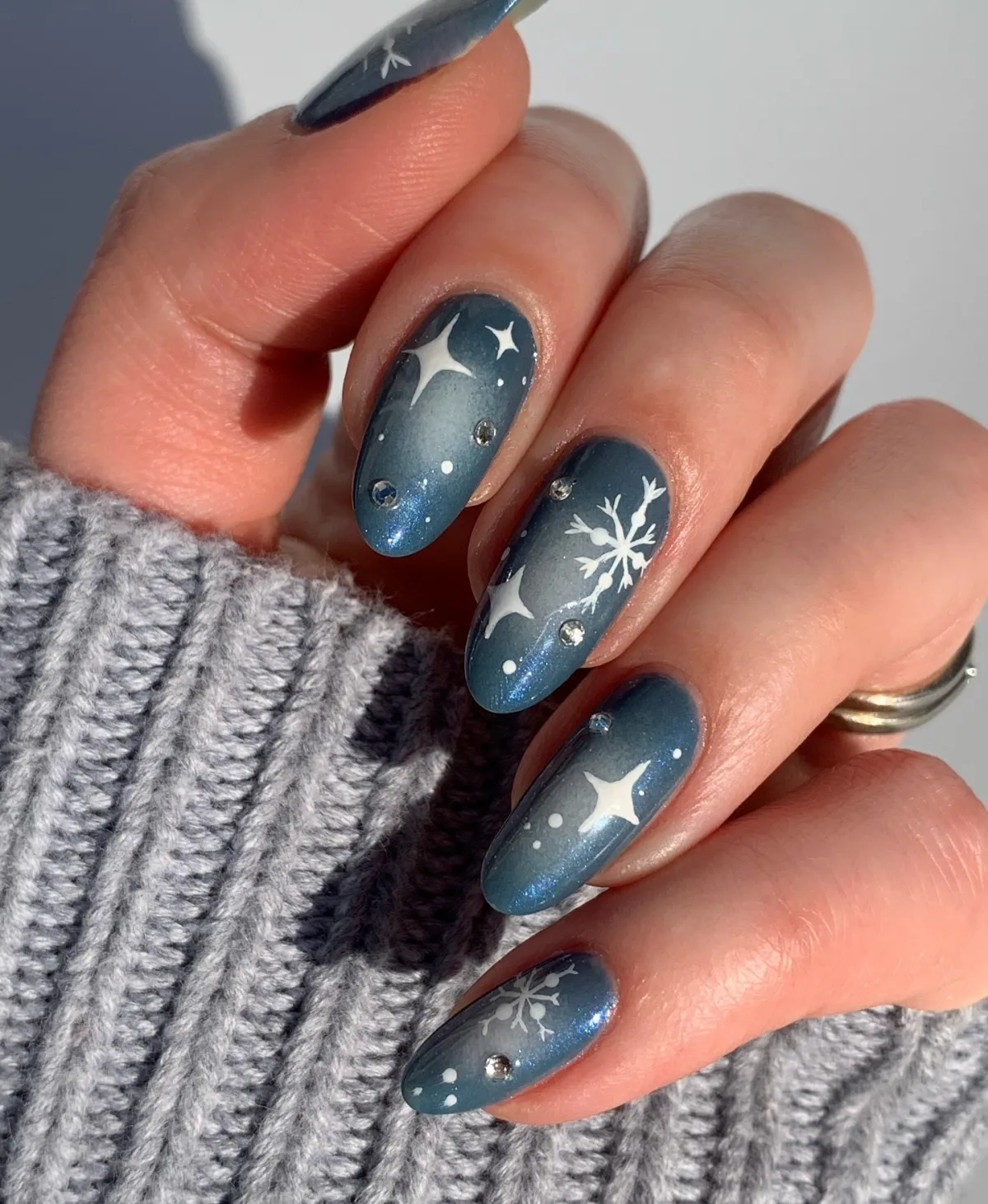 nageldeisgns weihnachten blaue nägel mit silbernen schneeflocken