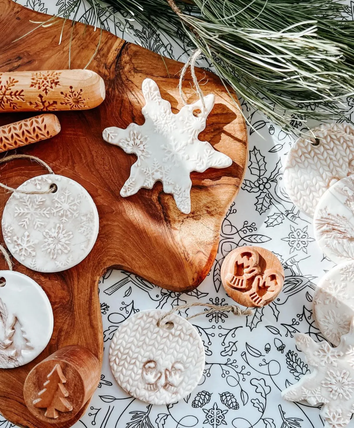 schneeflocken aus modelliermasse ausschneiden selbstgemachter weihnachtsbaumschmuck