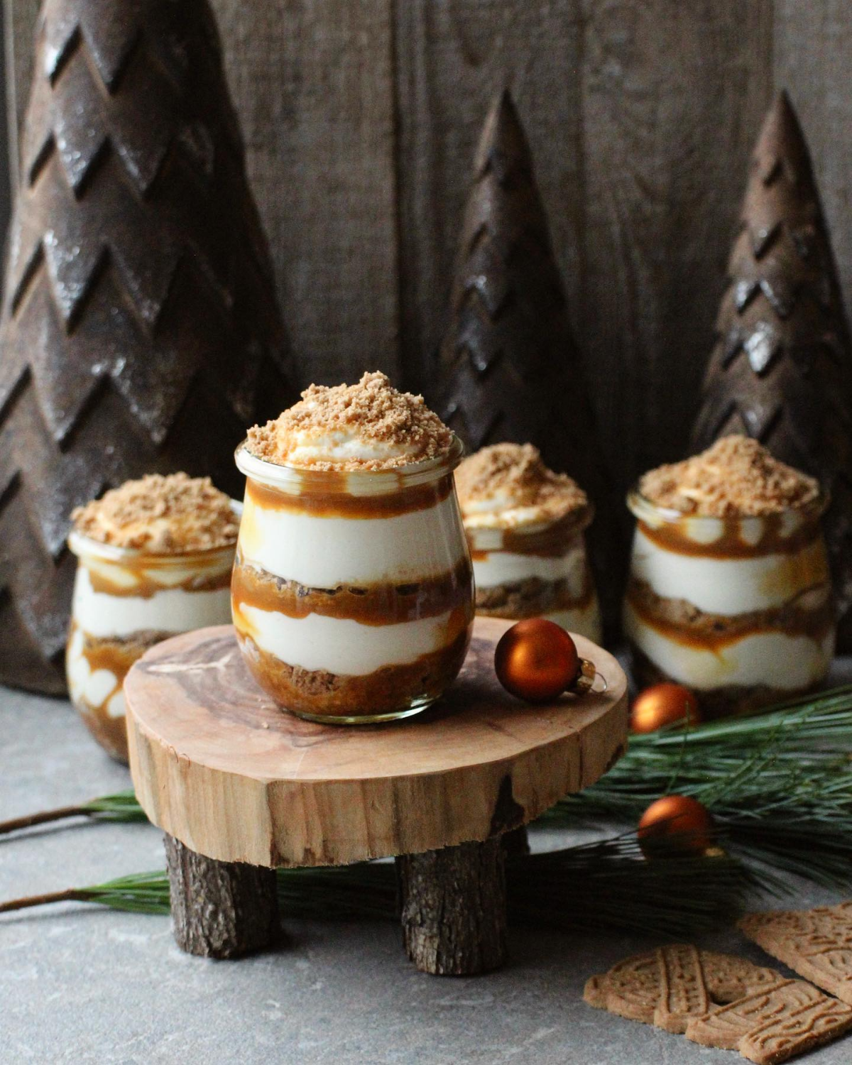 schöne weihnachtliche desserts im glas