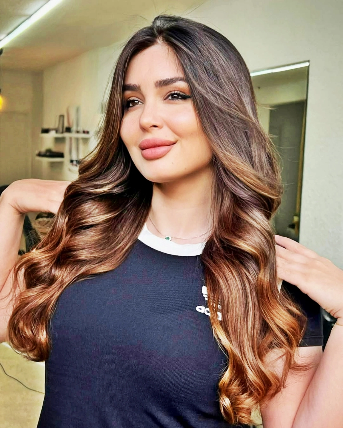 schokoladenbraunes haar welllig balayage fuer lange haare waelawada