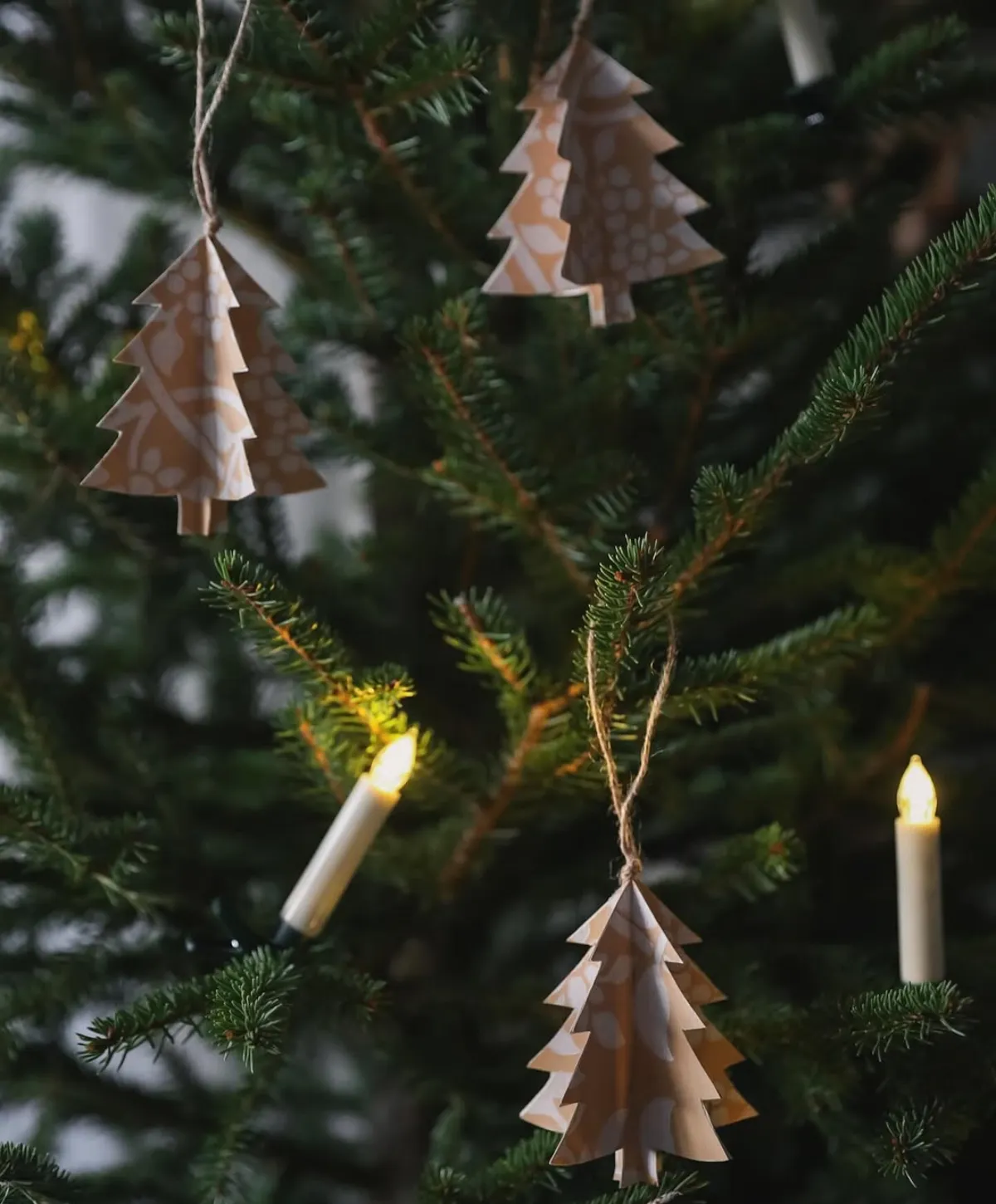 selbstgemachte 3d christbäumchen aus papier weihnachtschmuck