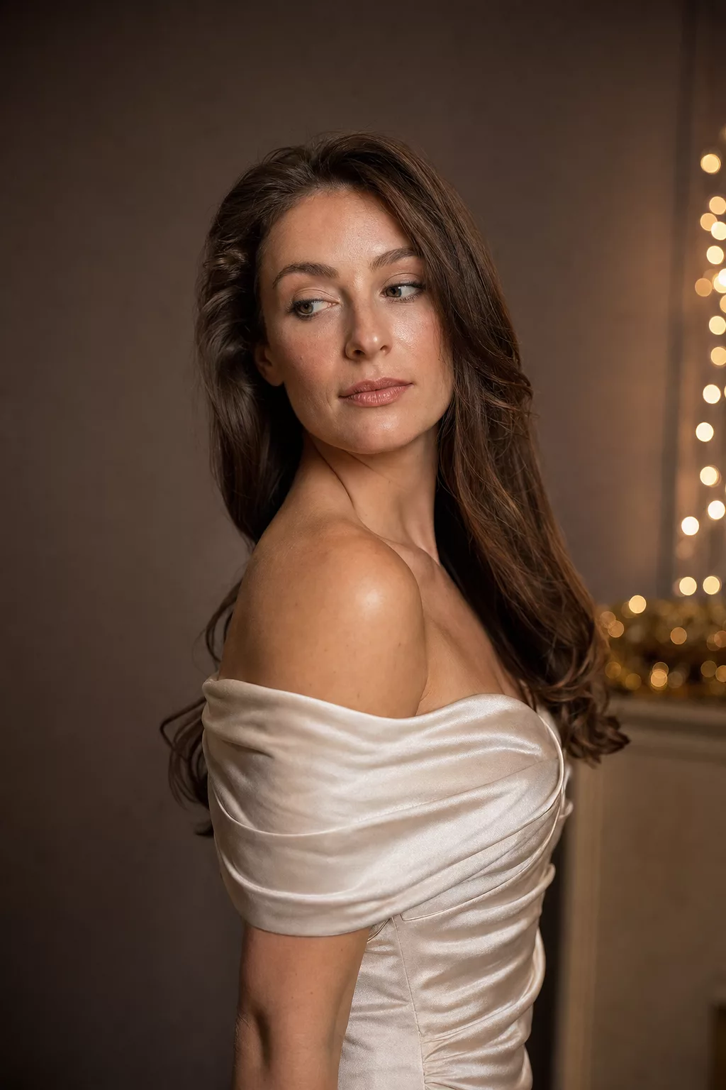 Frau in schulterfreiem Kleid für einen eleganten Silvester Look