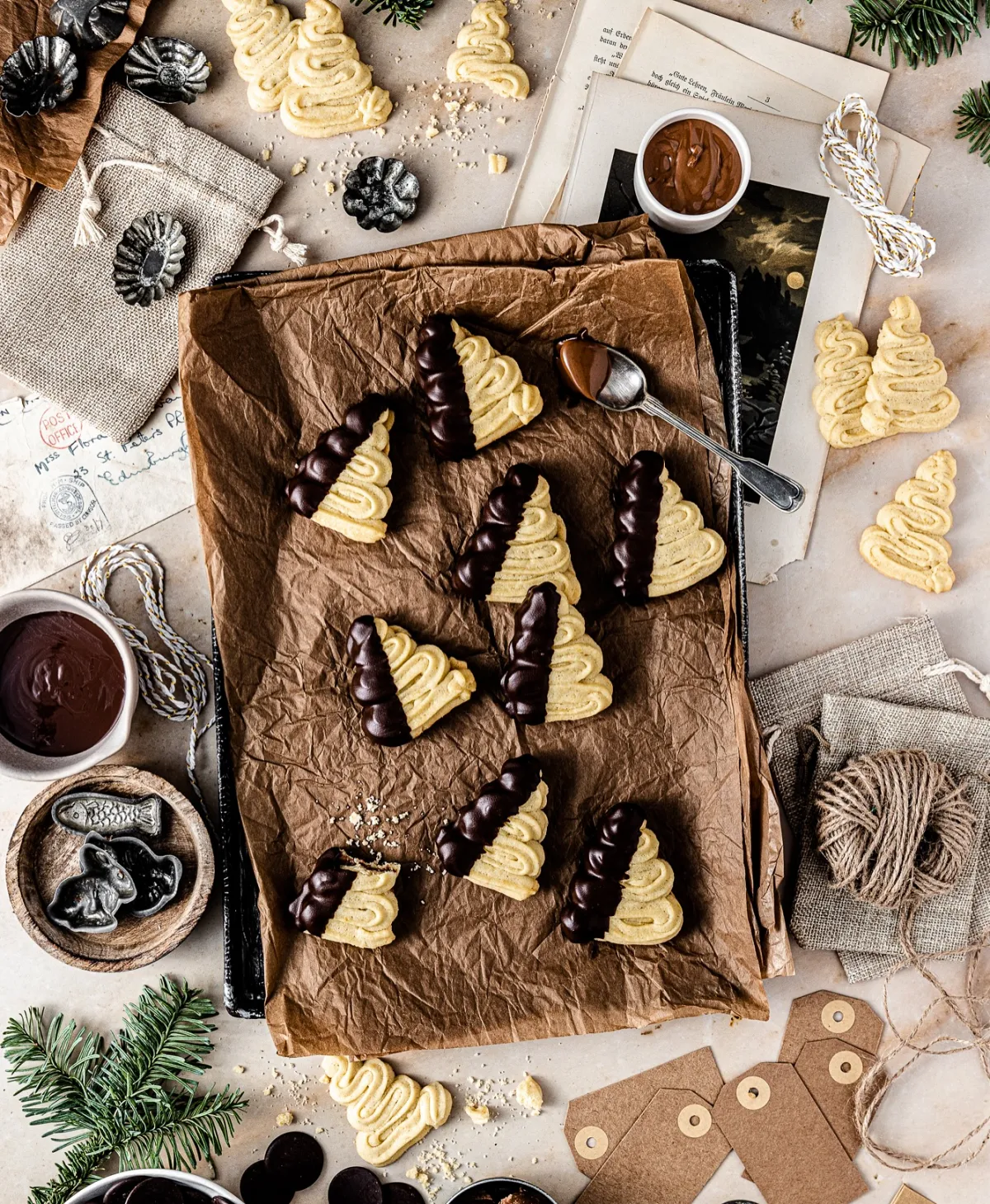 spritzgebäck kleine christbäumchen mit schokolae für weihnachten