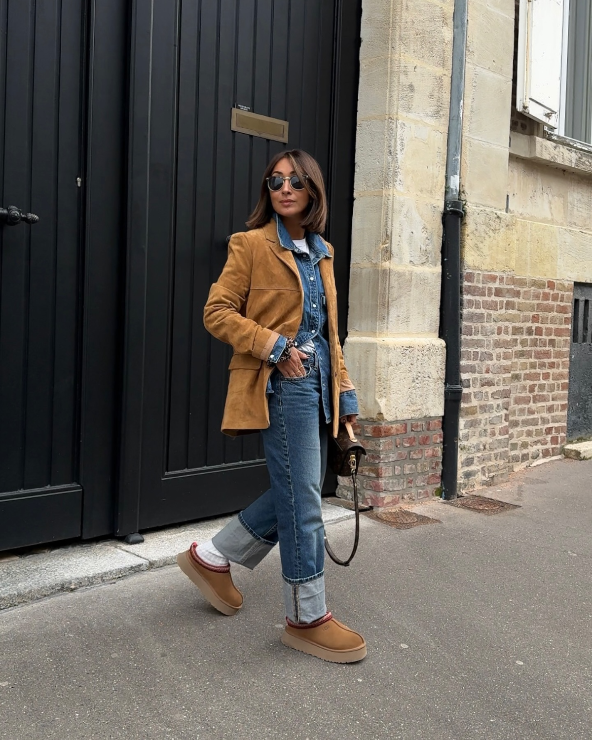 stilvolles outfit mit jeans und ugg boots