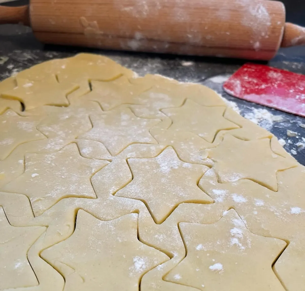 teig für butterplätzchen ausrollen sterne ausstechen