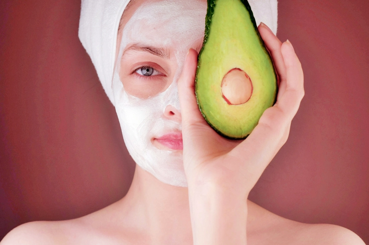 tipps fuer schoene haut dame mit gesichtsmaske aus avocado