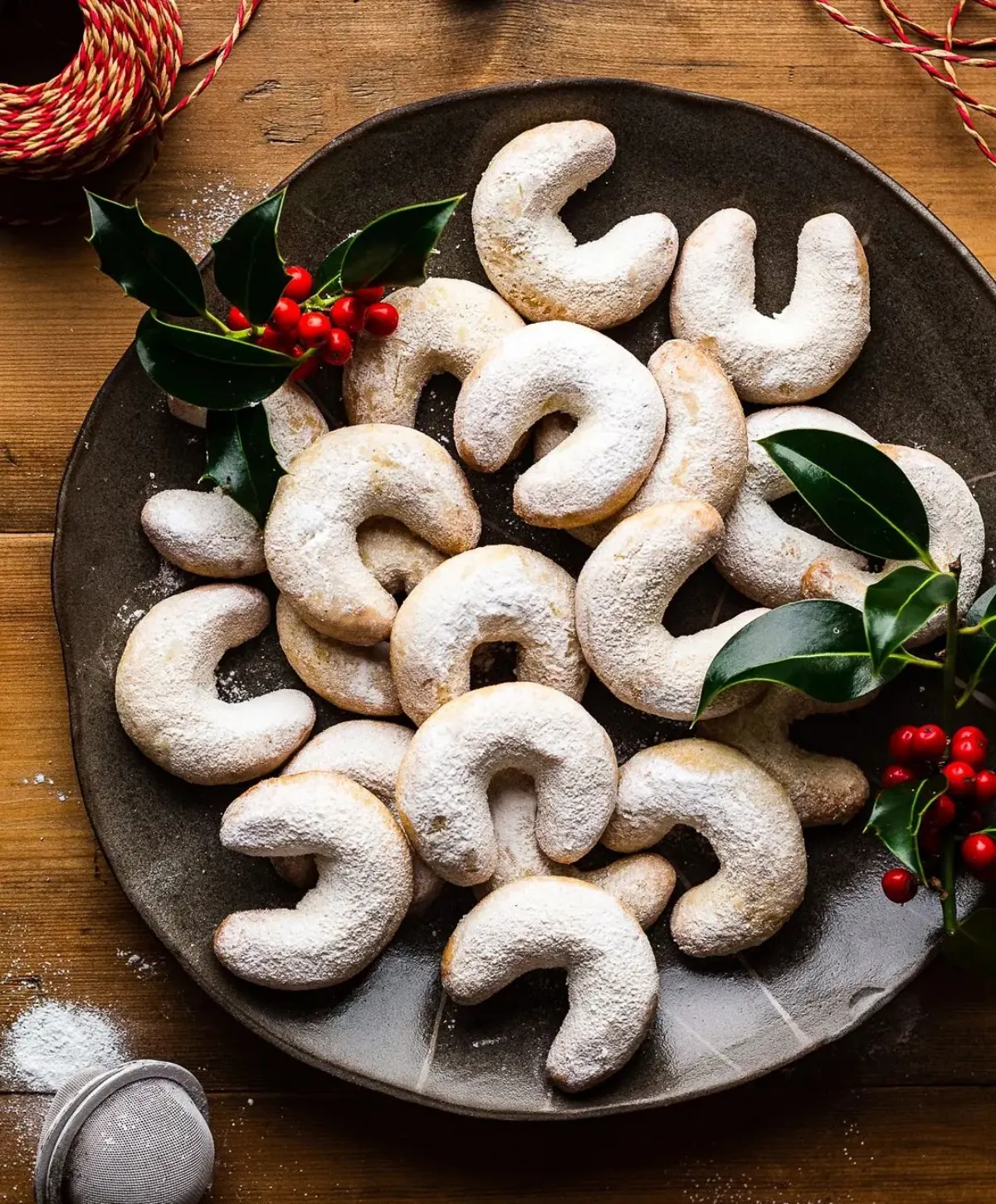 vanillekipferl weihnachtsplätzchen mit puderzucker bestäubt