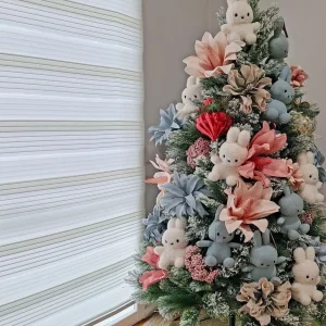 weihanchtsbaum im kinderzimmer mit hasen und blumen