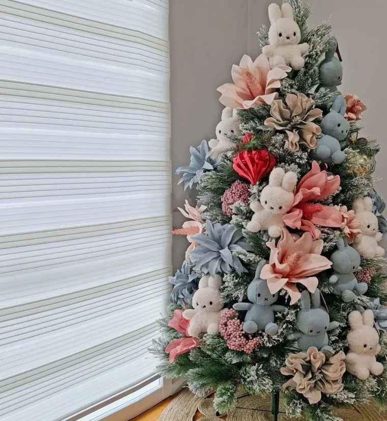 weihanchtsbaum im kinderzimmer mit hasen und blumen