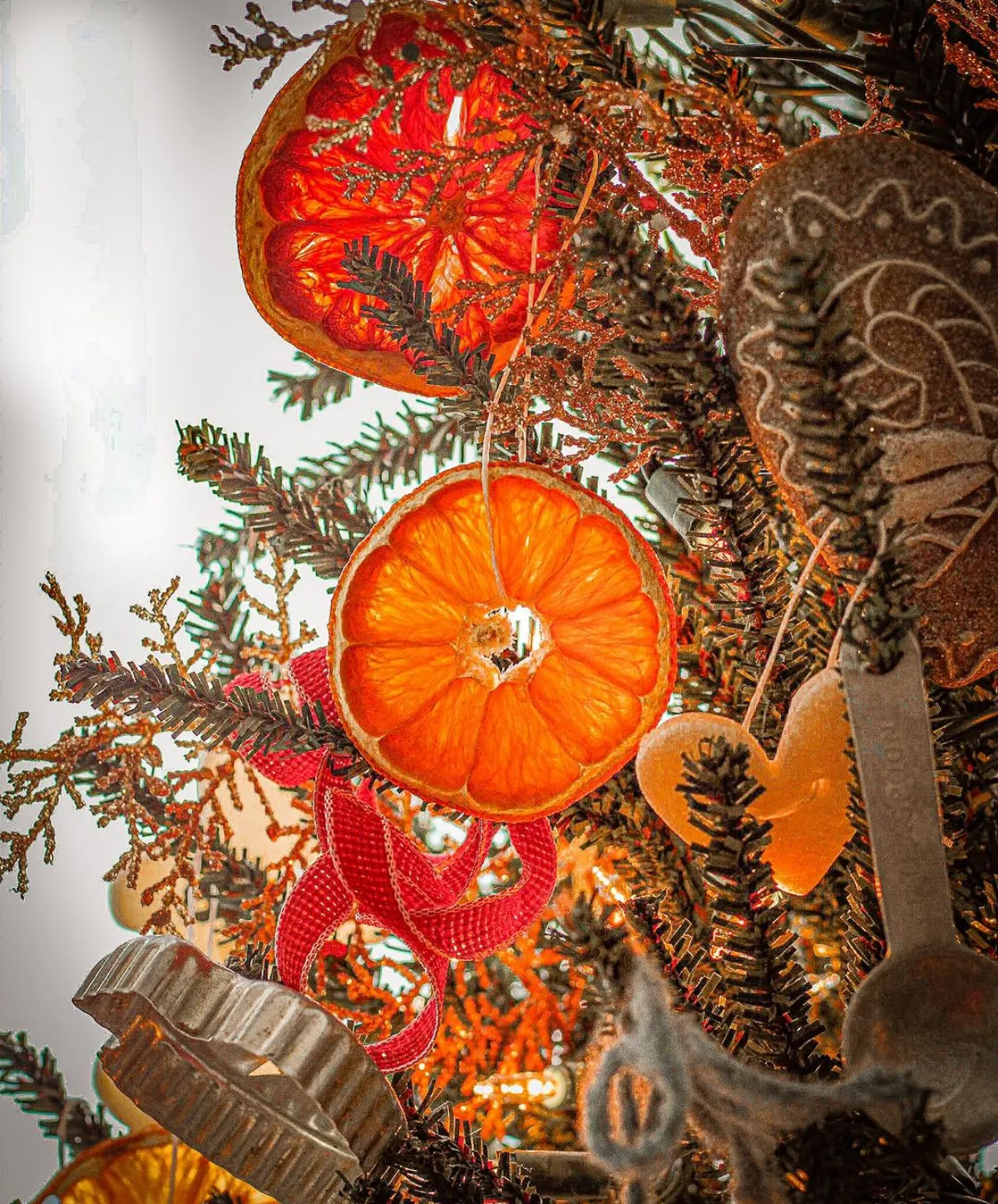 weihnachtsbaum mit getrockneten orangenscheiben geschmückt