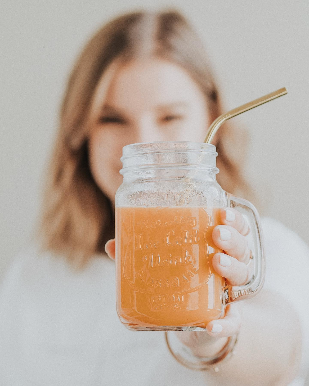 frau hält orangensaft in einem glas