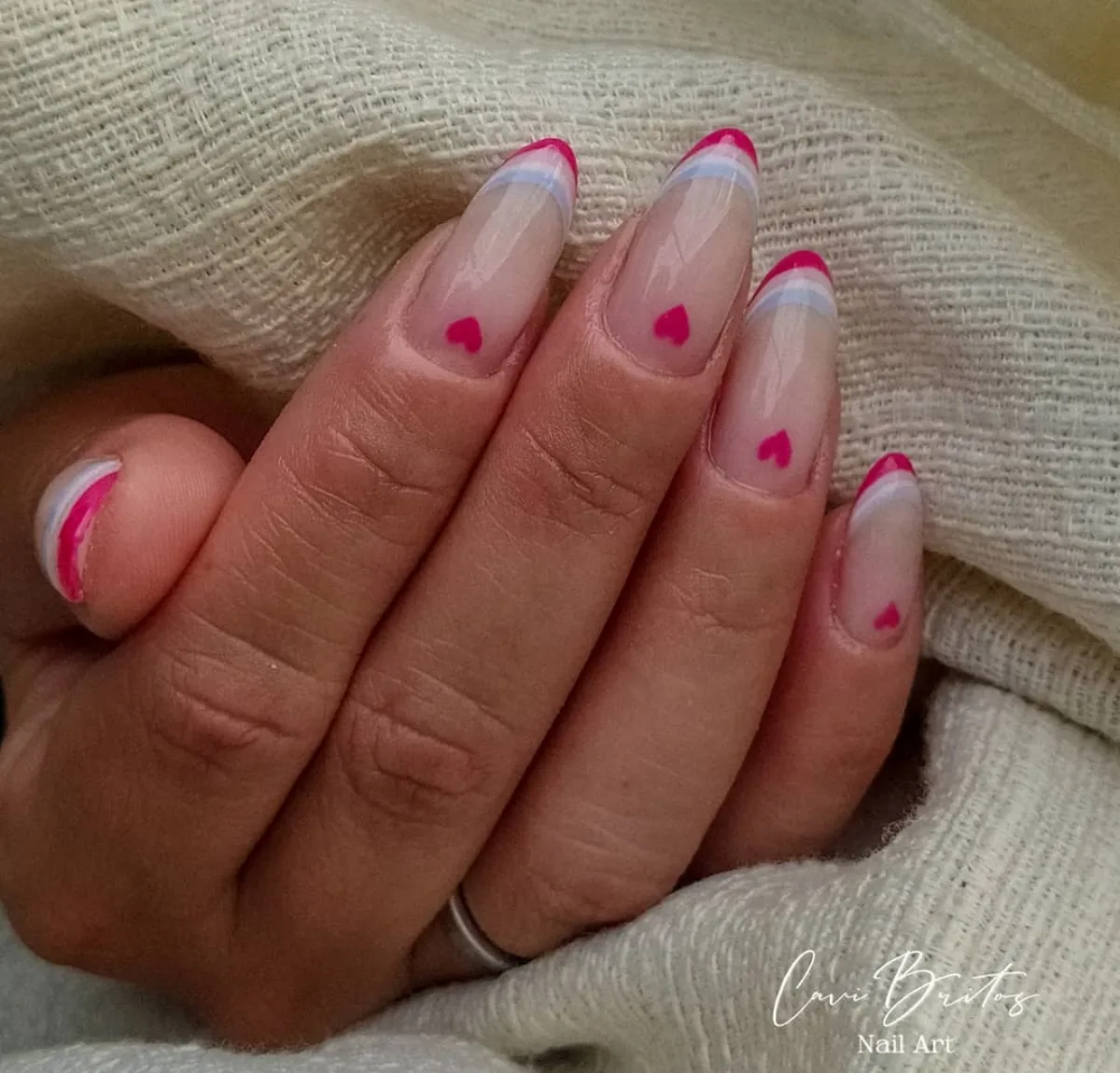 french nails farbig im frühling mit muster kleine herzen