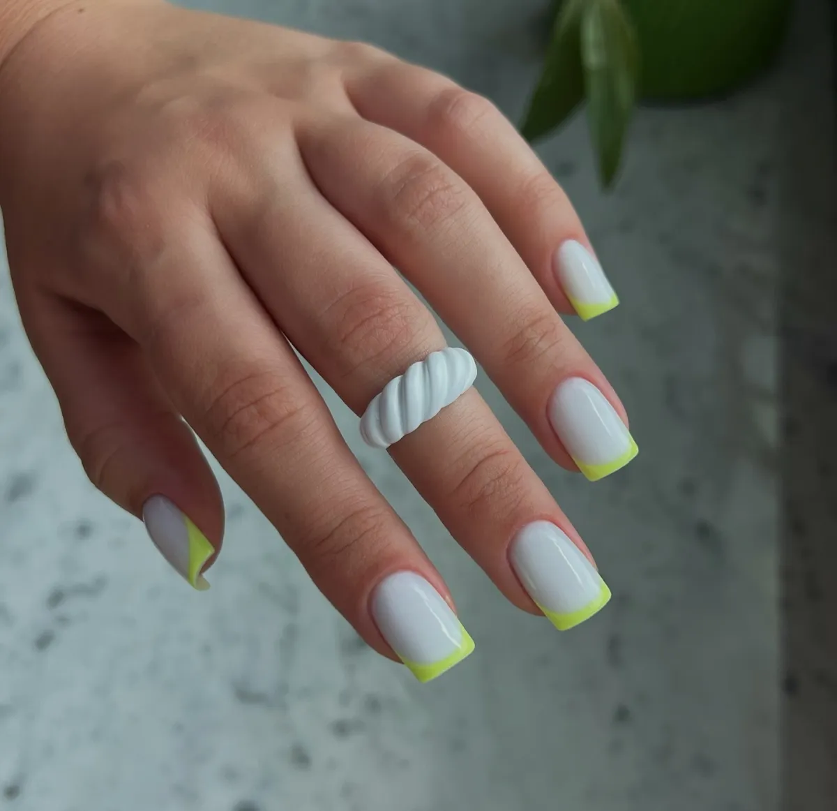 french nails farbig im frühling neongelb und weiß rechteckige nagelform