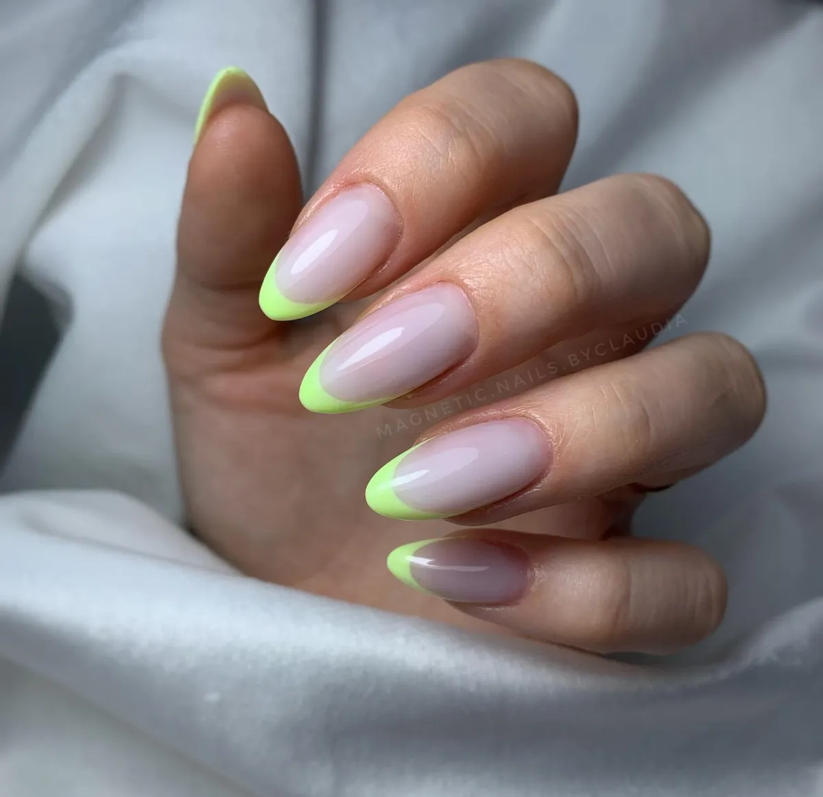 french nails farbig im frühling nude und neongelb