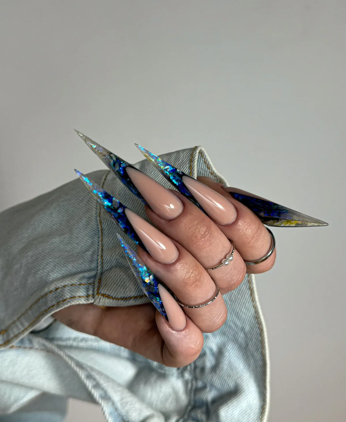 french nails farbig im frühling trends 2025 nude und blau mit glitzer stiletto nails