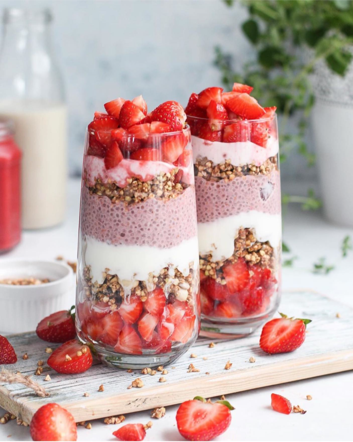 joghurt parfaits mit müsli und obst zum brunch