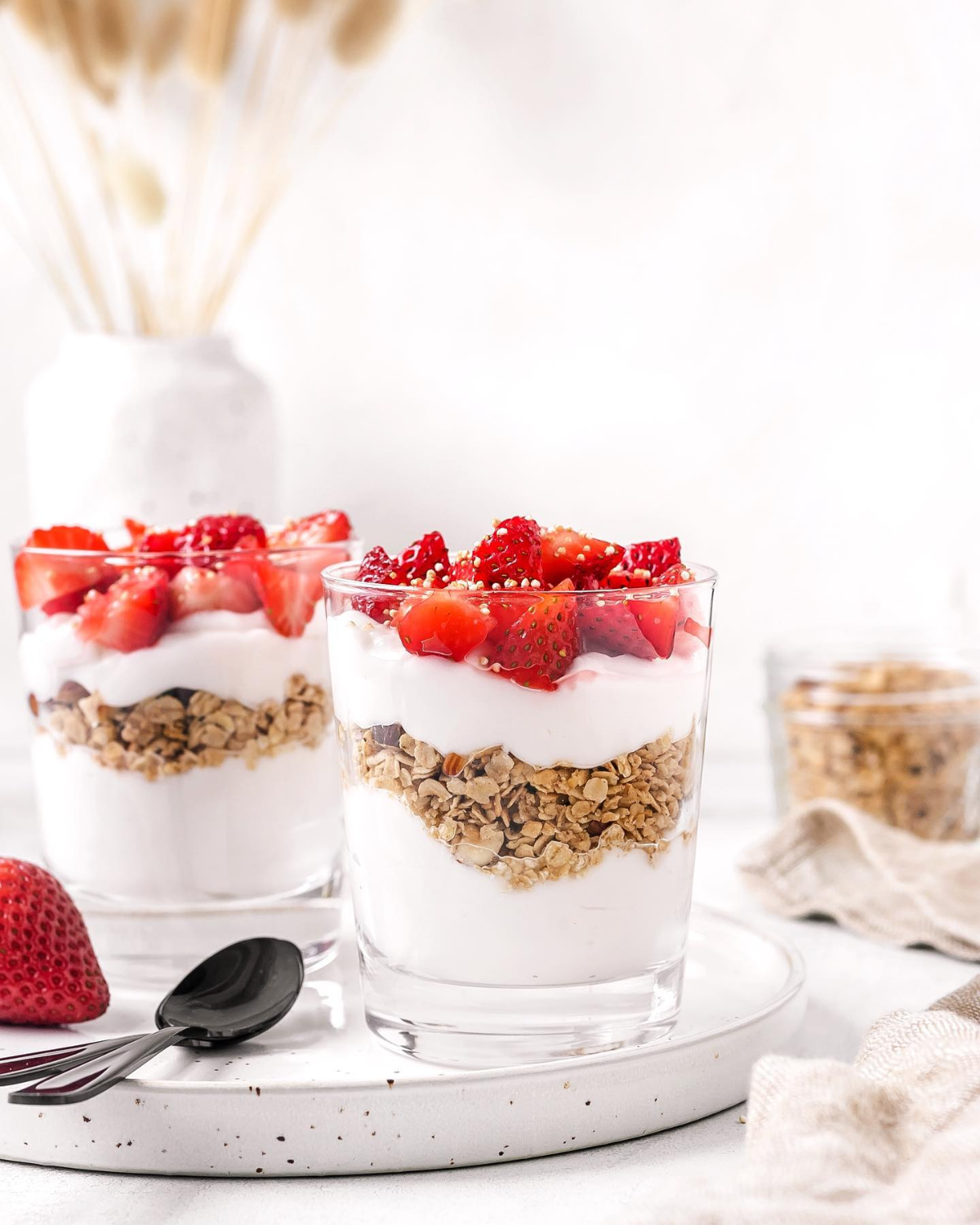 joghurt parfaits mit müsli und obst