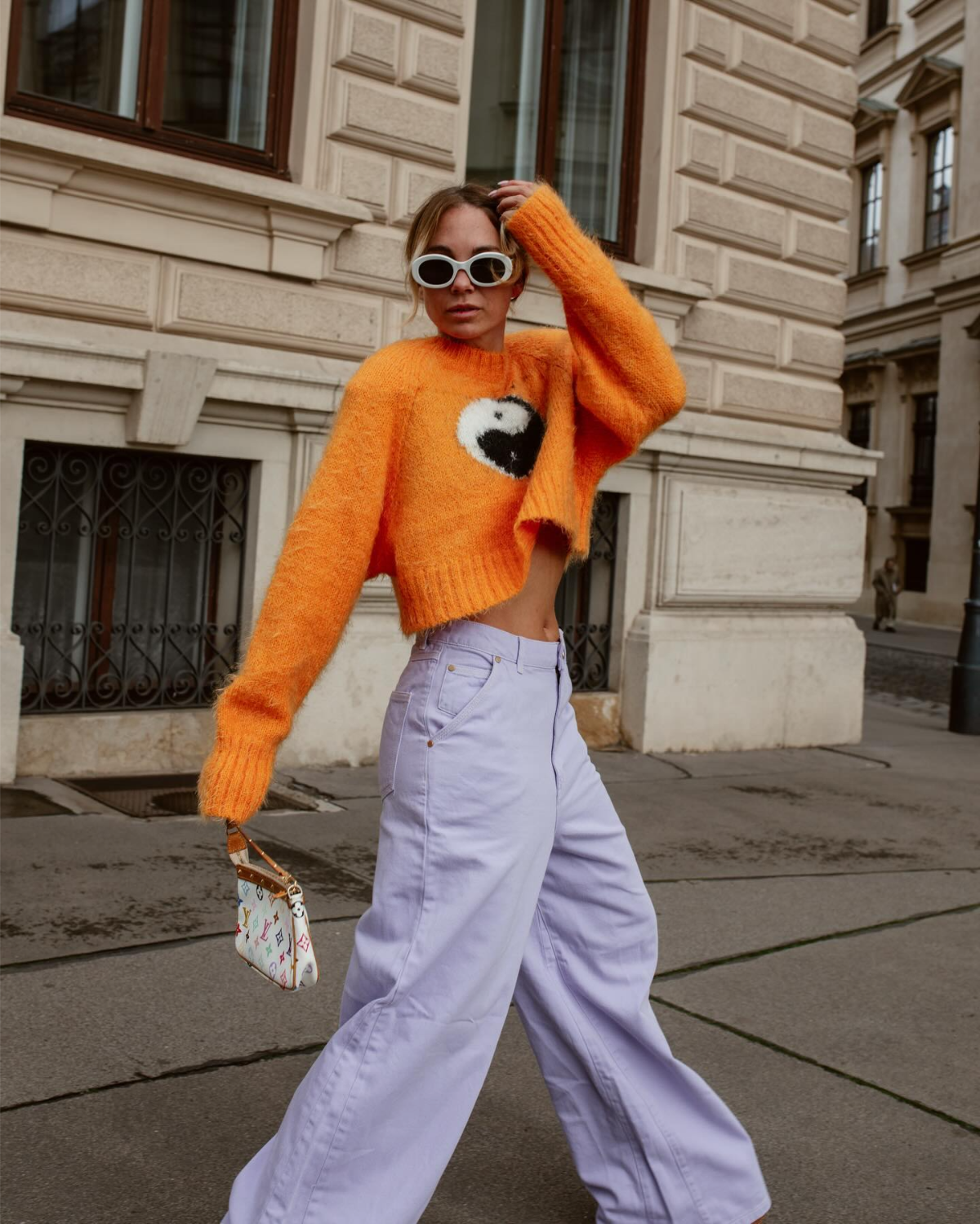 pullover in der trendfarbe orange