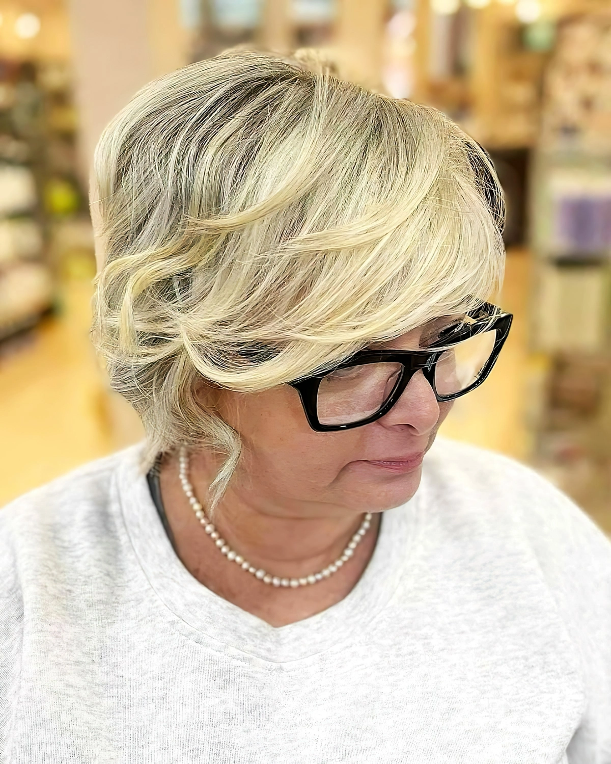 bob frisuren gestuft ab 50 mit brille assymmetrischer welliger bobschnitt rafael r chiari