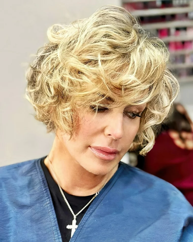 bob mit pony kurz ab 50 jahre blonde lockige haare frisuren ideen fuer reife frauen  polishedbytesia
