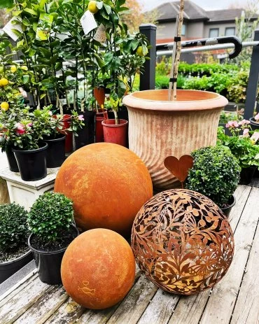 deko rost garten​ balle aus metall bedeckt mit rost rostdeko ideen fuer gartengestaltung townandcountrygardens