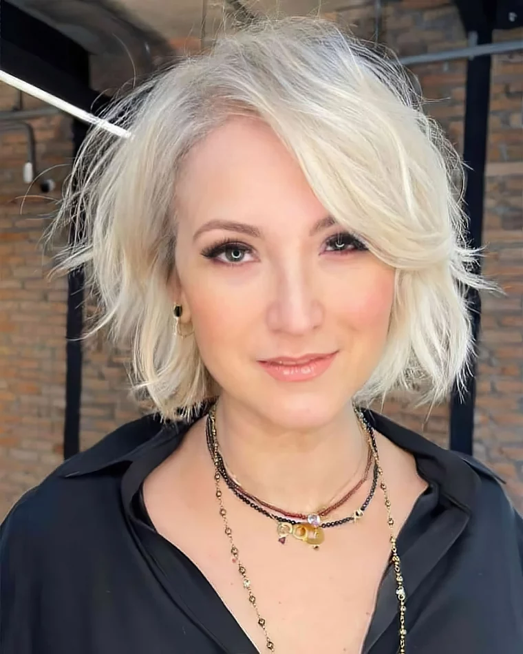 fransig gestufter bob platinblonde kurze haare ab 40 latesthair