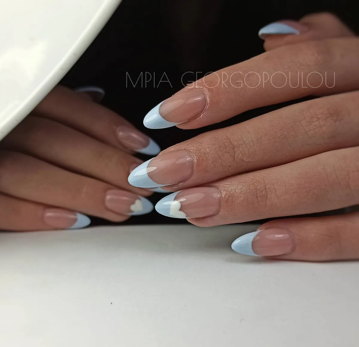 french manicure hellblau mit weißen herzen