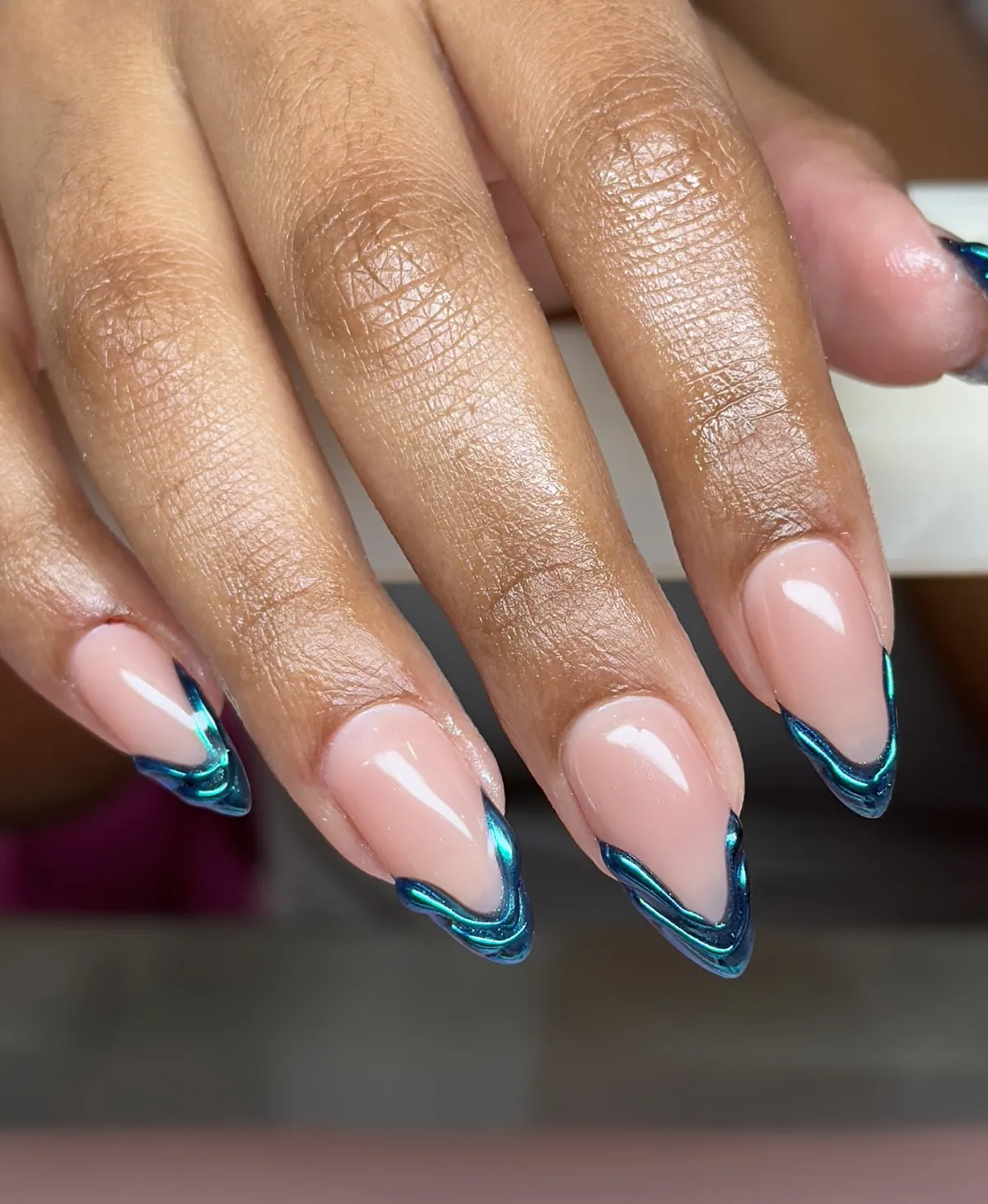 french nails mit chrome effekt blau und nude