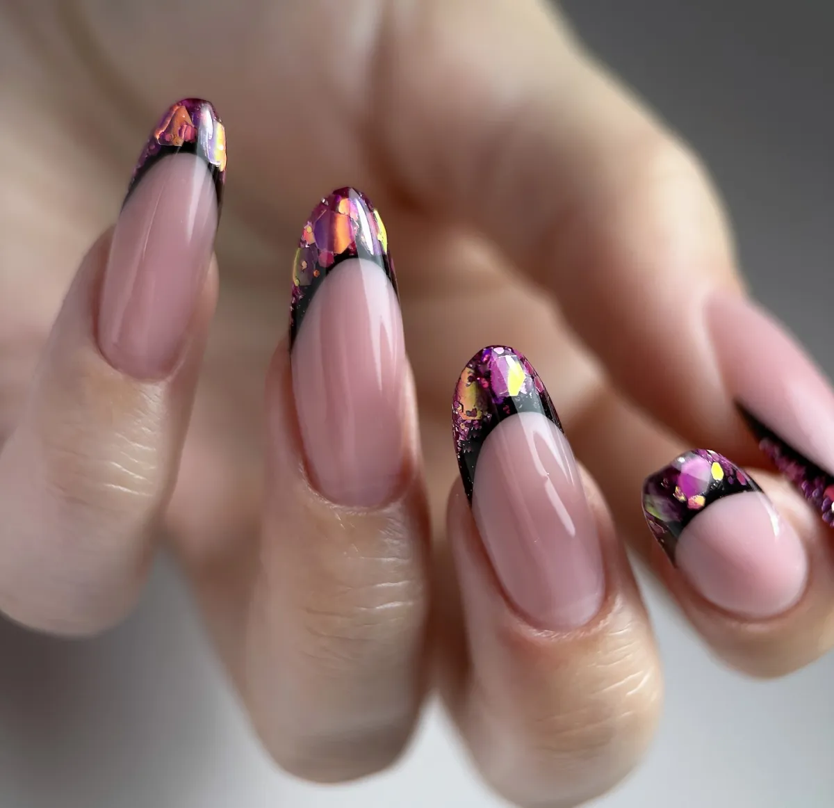 french nails mit chromeeffekt mandelform