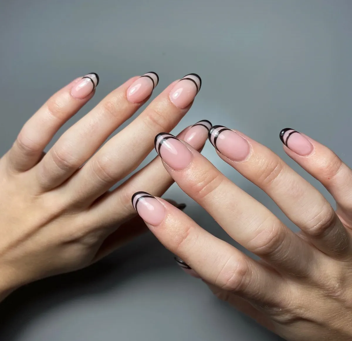 french nails mit doppelten linien nude und schwarz