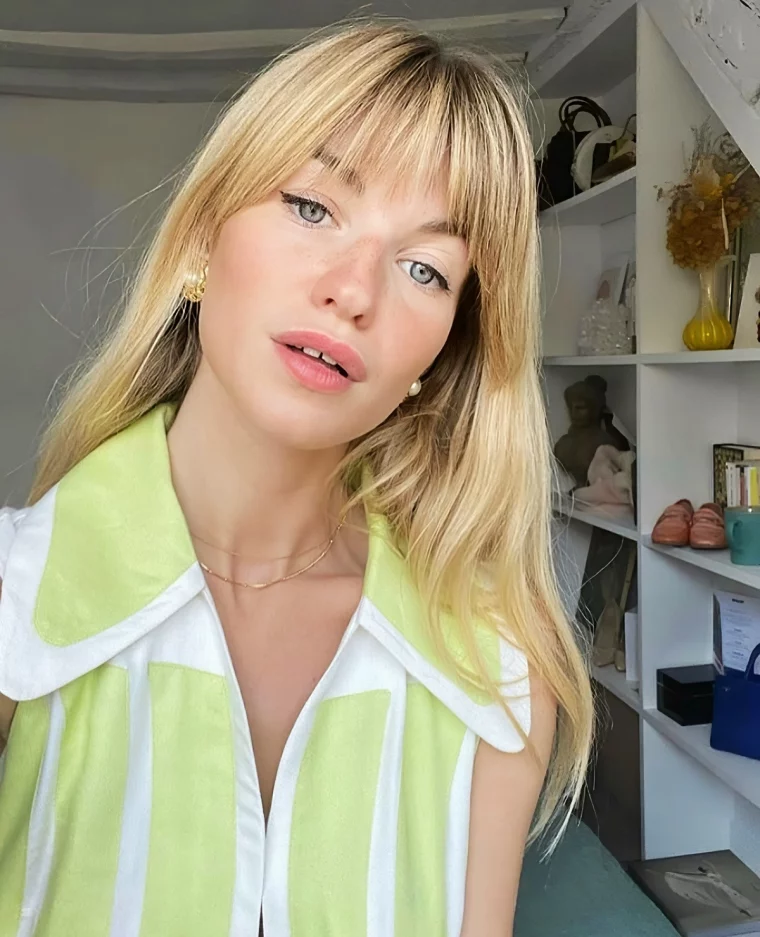 frisur mit pony schraeg blonde haare mit dunklem ansatz onparledemode