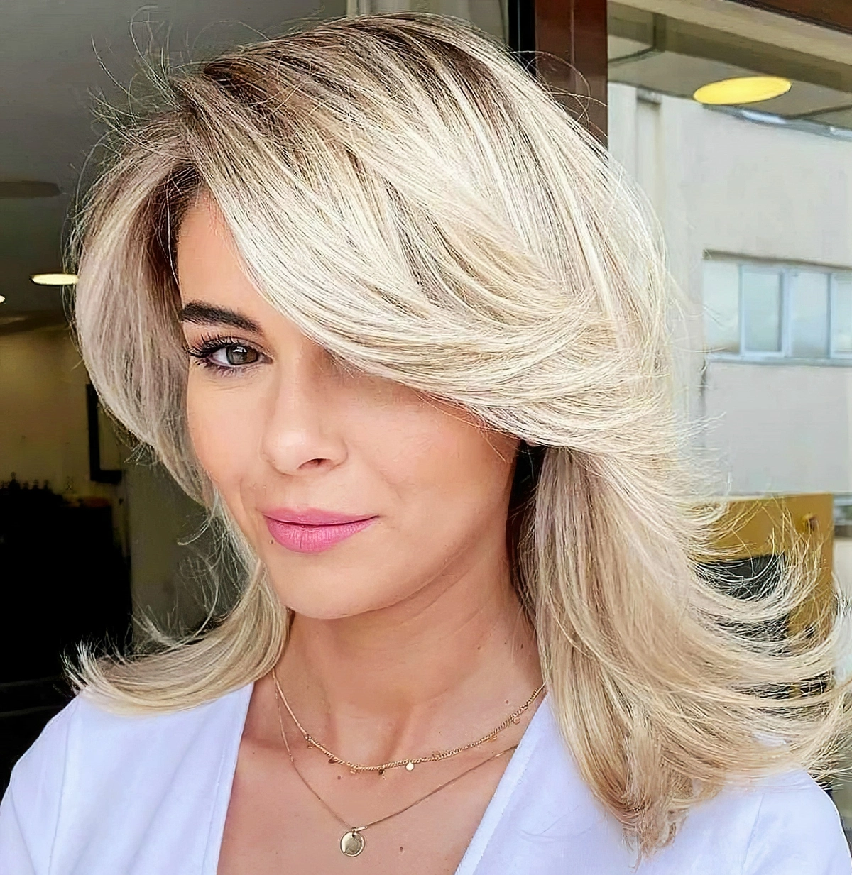 frisur pony schraeg stufenschnitt blonde haare feathered cut 2025 westbrook salon