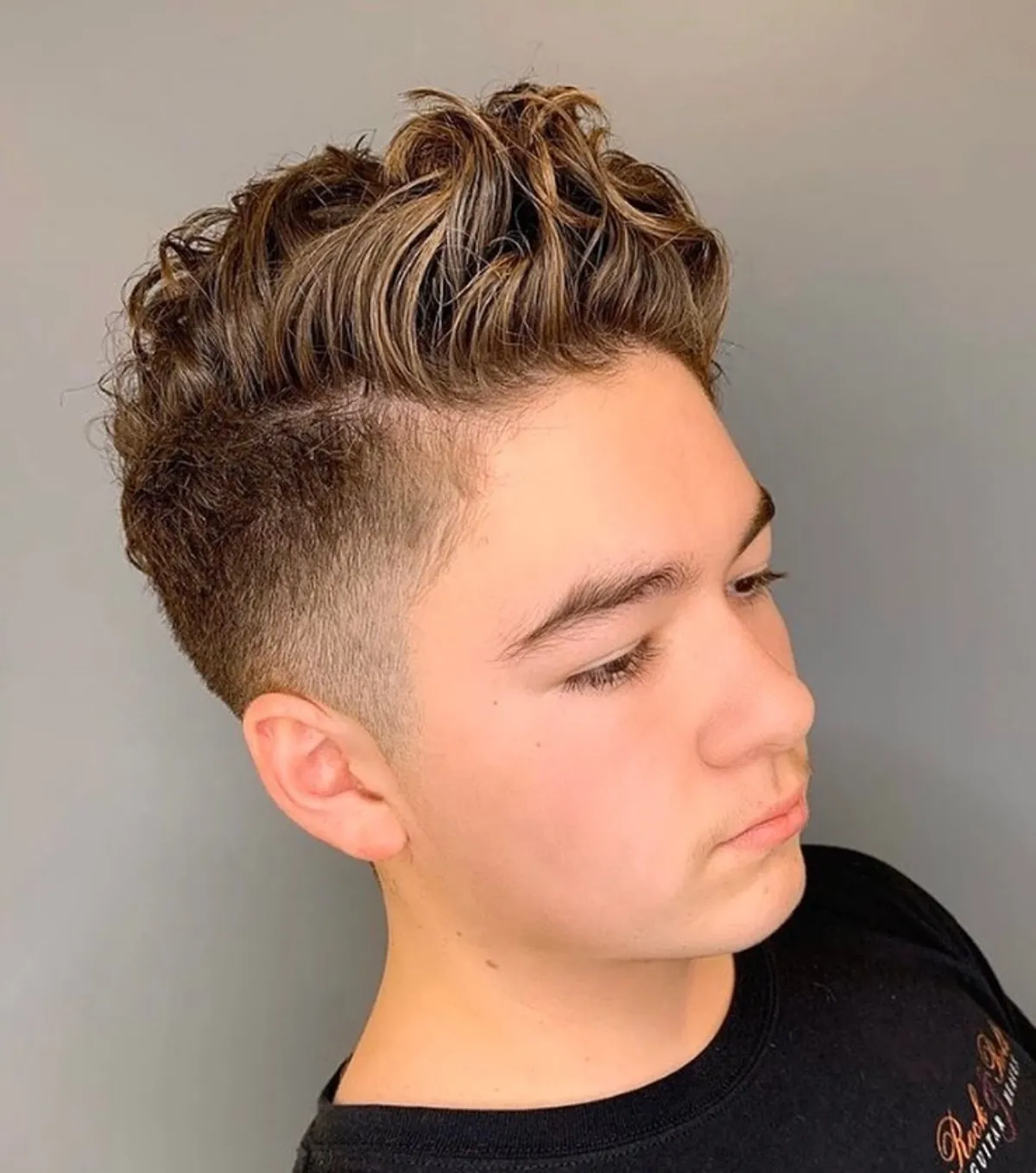 frisuren für männer mit locken curly quiff