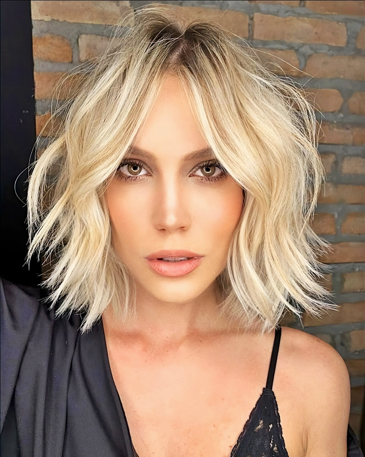 frisuren halblang soft bob mit wellen blonde haare frauen 2025 