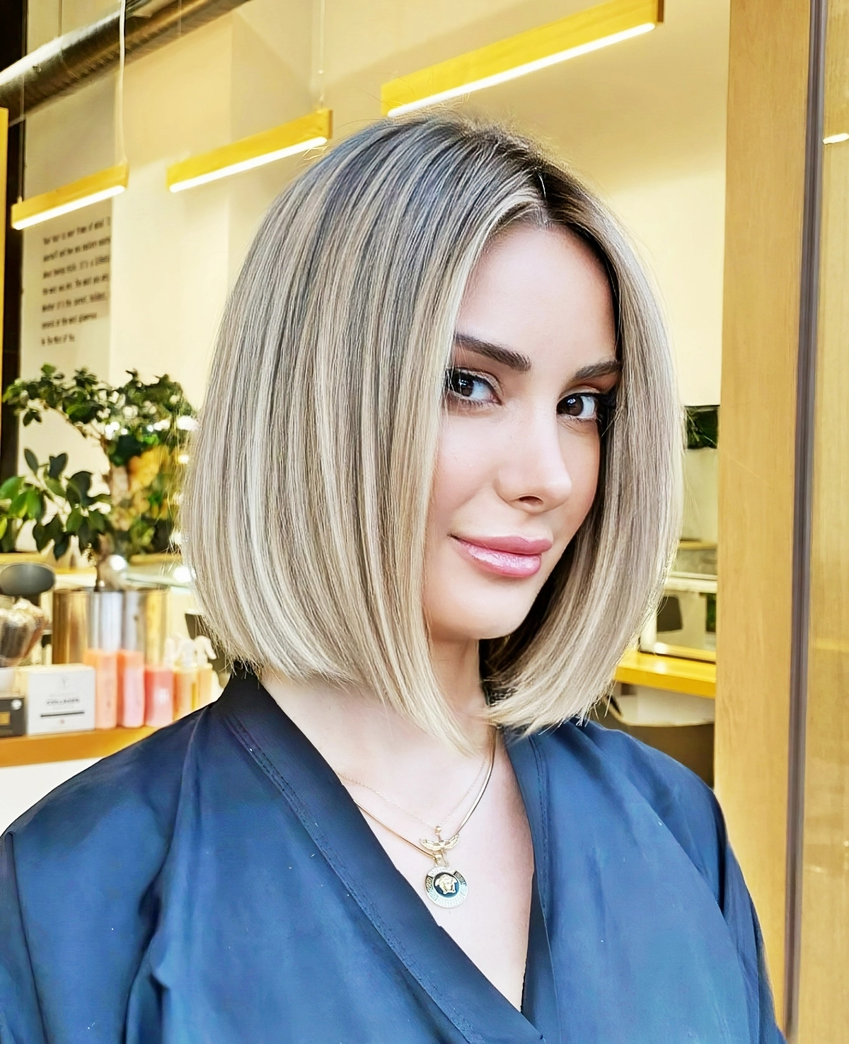 frisuren halblang stumpfer bob glatte haare mit blonden sstrahnen muratcmenli