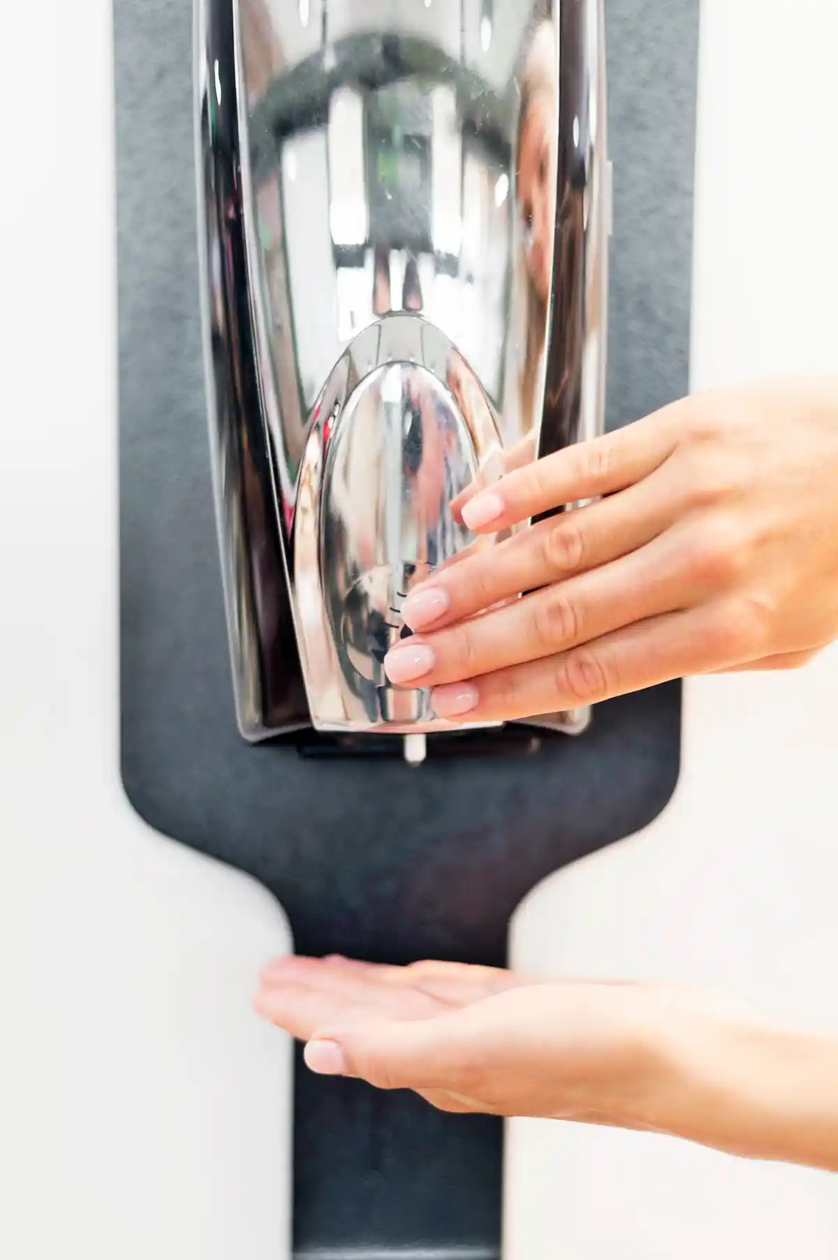 grosser industrialer seifenspender aus metall