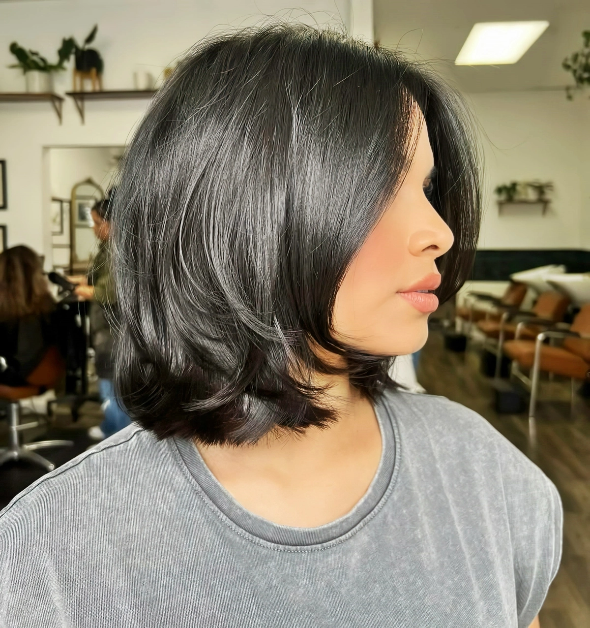 halblange frisuren frauen schwarze haare bob mit wellen an den spitzen 