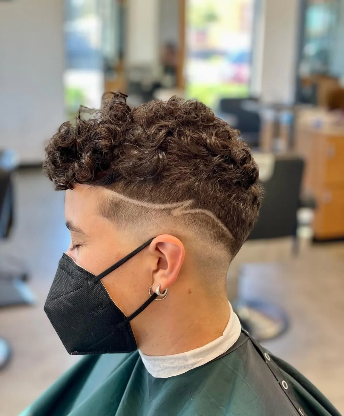 mid fade mit locken frisuren trends jungs 2025