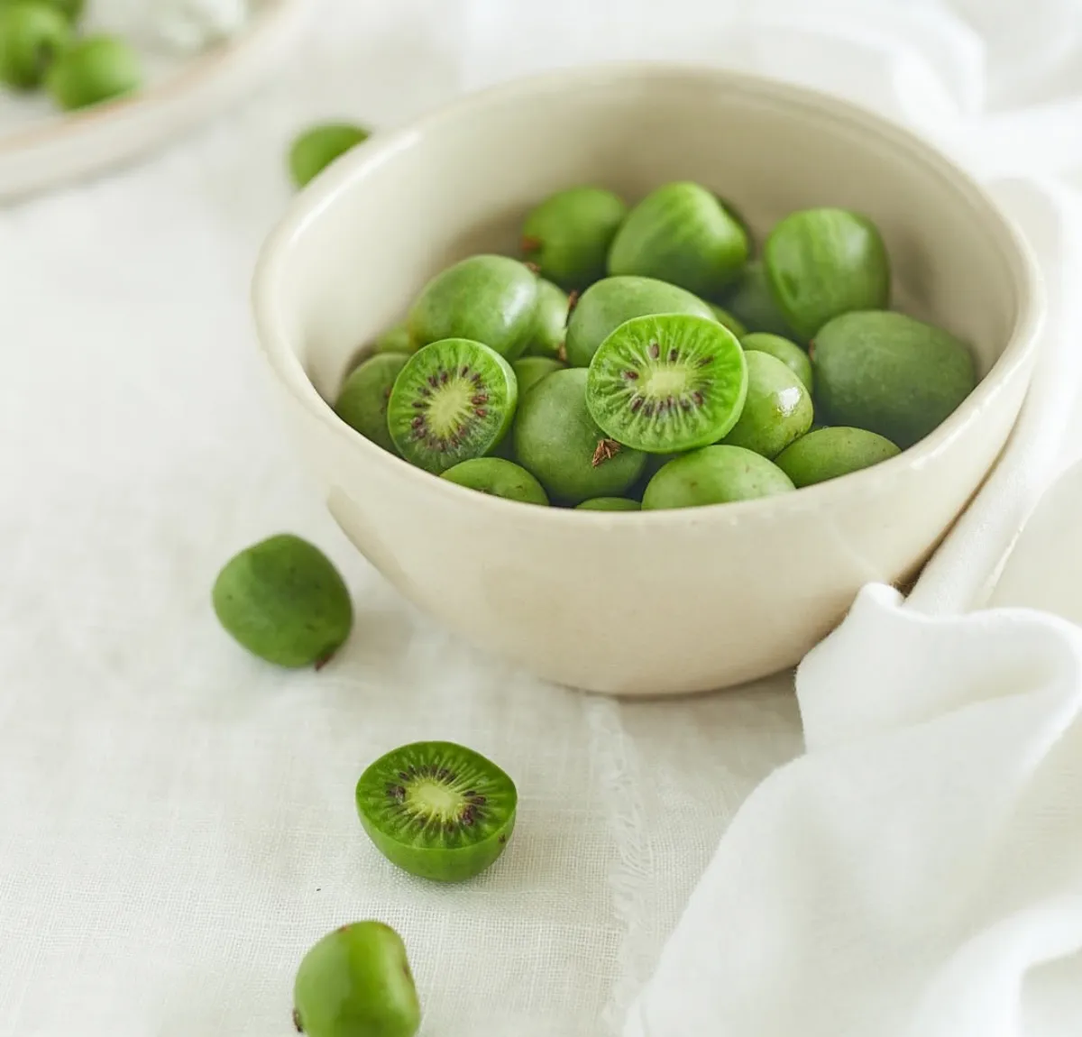 mini kiwis in schüssel kleine leckere früchte