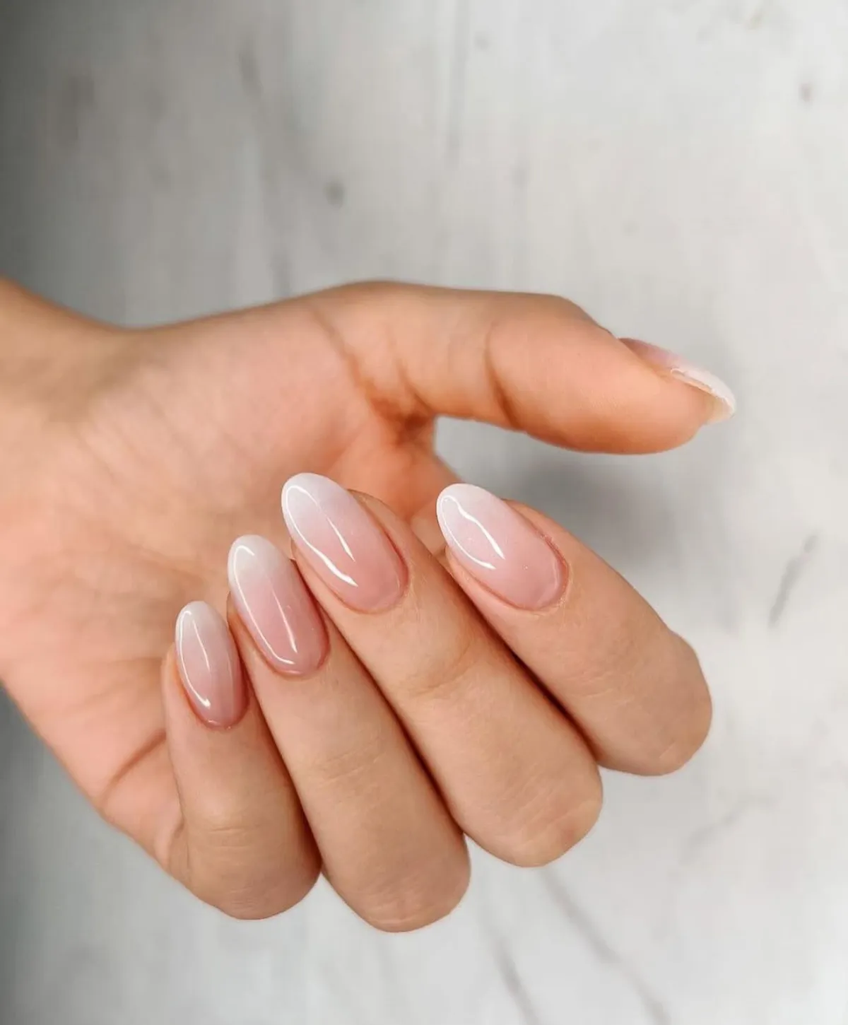 nude ombre nägel in pastellfarben mandelform