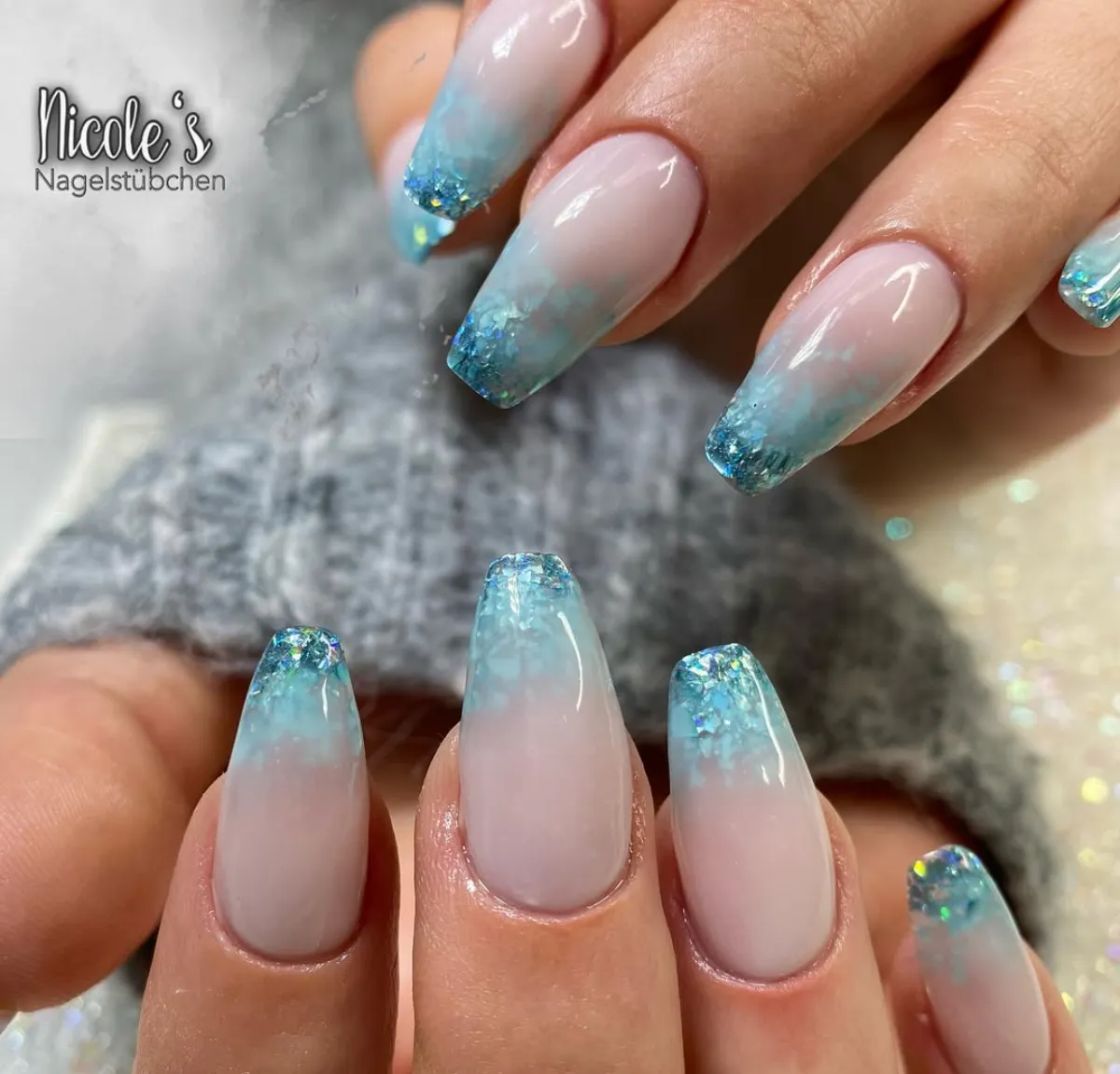 ombre nägel blau weiß mit glitzereffekt