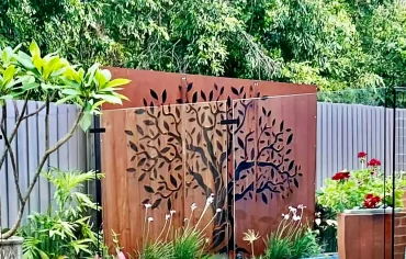 rostige gartendeko ideen dekoratives wand aus metall mit baum muster metal4decor