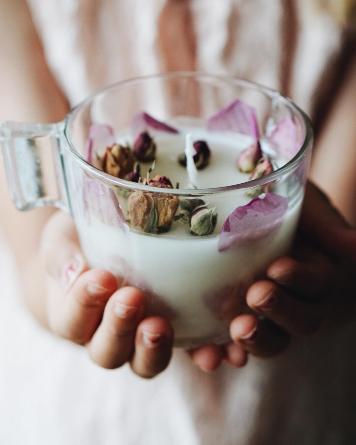 schöne diy kerze mit getrockneten blumen