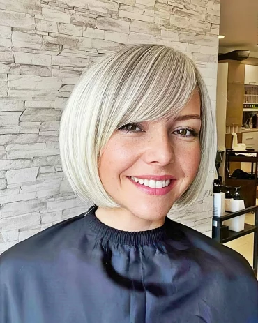 schraeger pony frisur ab 40 platinblonder raunded bob tamer goksu