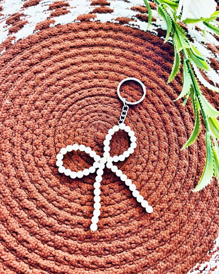 schueеsselanhaenger selber machen perlenanhaenger in form von schleife diy geschenke simmm  ran