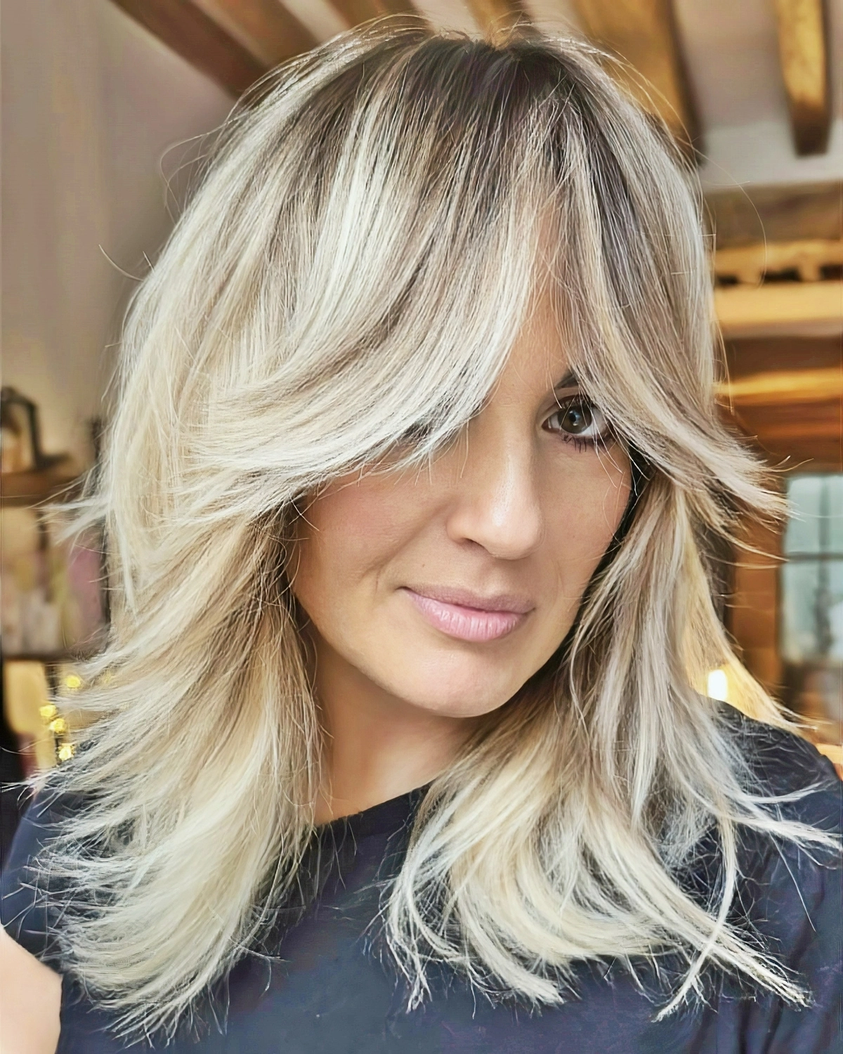 stufige haare ab 50 mit curtain bangs blonde strahnen 2025 frisurentrends fuer reife frauen a coloriste