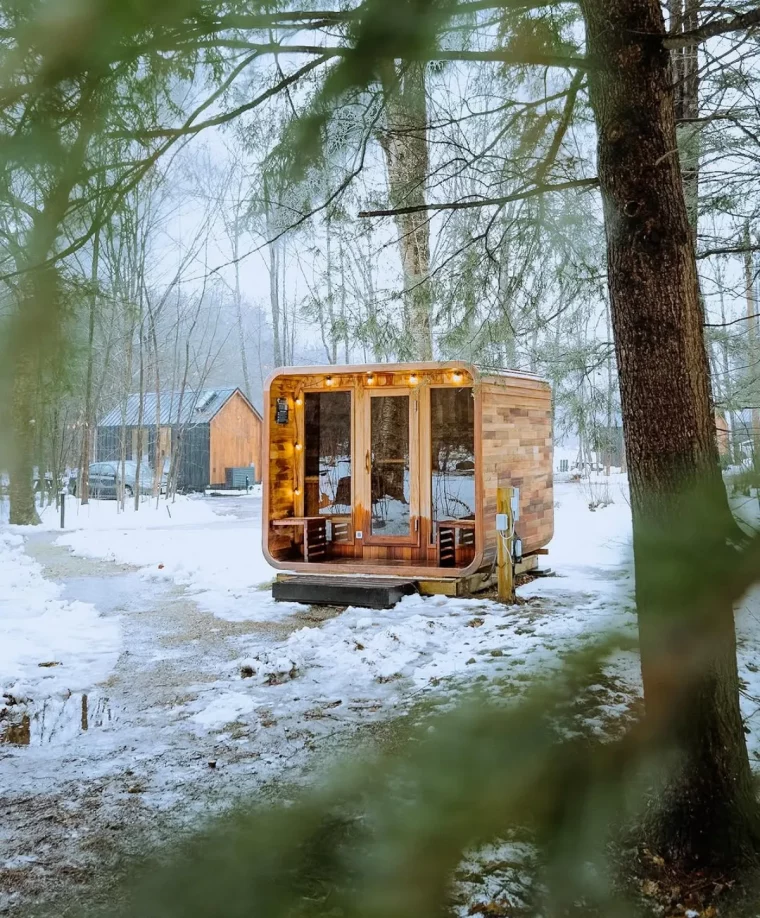 waldspa finnische sauna im wald romantisch schnee